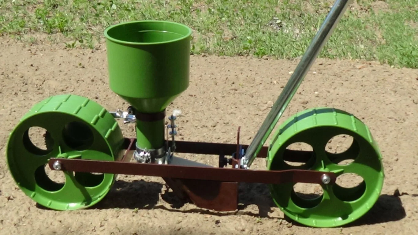 Ručná sejačka HOBBY - MINI FARMER R4 s vibračným vysievaním s násadou