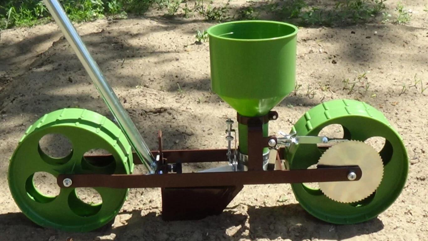 Ručná sejačka HOBBY - MINI FARMER R4 s vibračným vysievaním s násadou