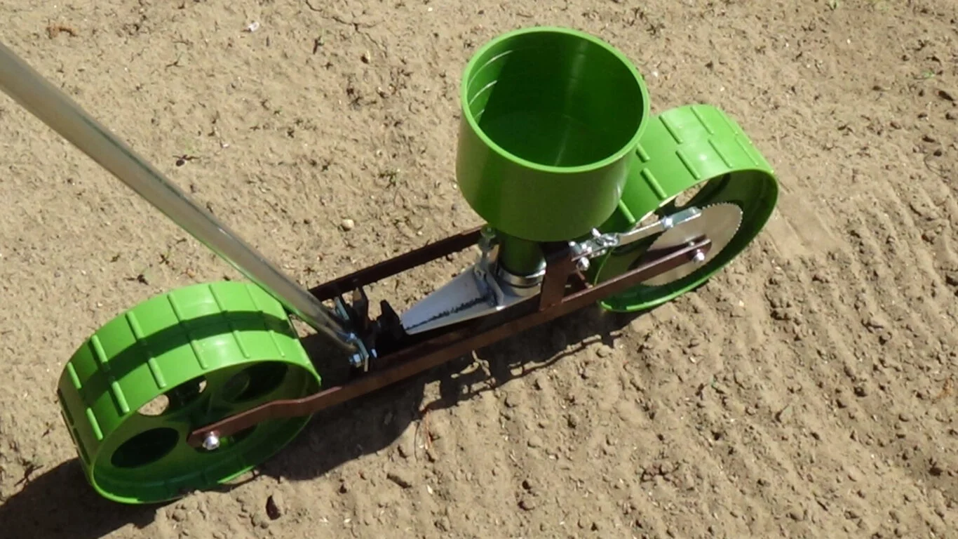 Ručná sejačka HOBBY - MINI FARMER R4 s vibračným vysievaním s násadou